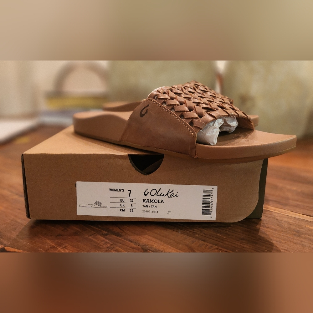 OluKai Kamola Tan Slides Size 7 / 37 New Never Worn Smoke Free Home